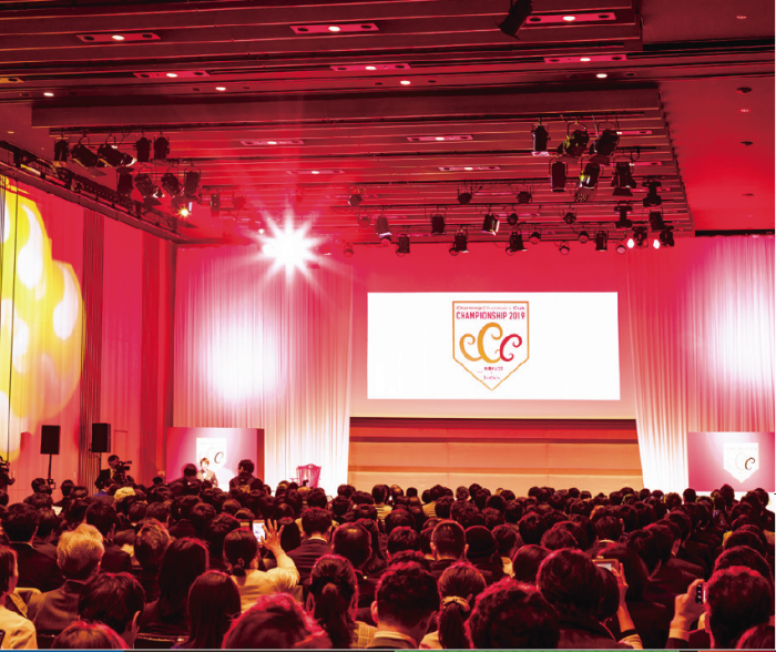 今年4月に東京で開催されたCharming Chairman’s Club CHAMPIONSHIP 2019。当日は、約300人の企業関係者と約300人の学生が集った。